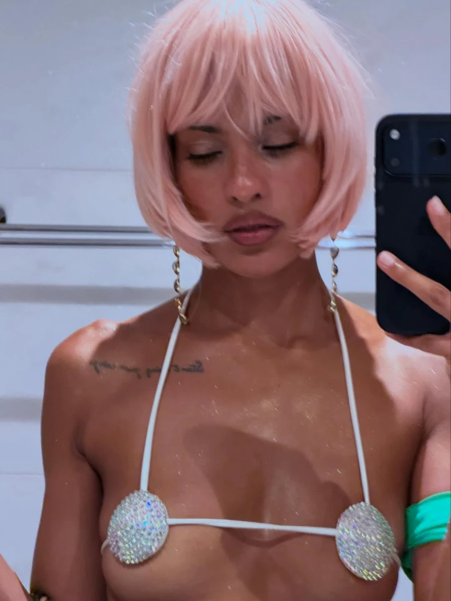 Крихітні ліфи - це пристрасть Нари 