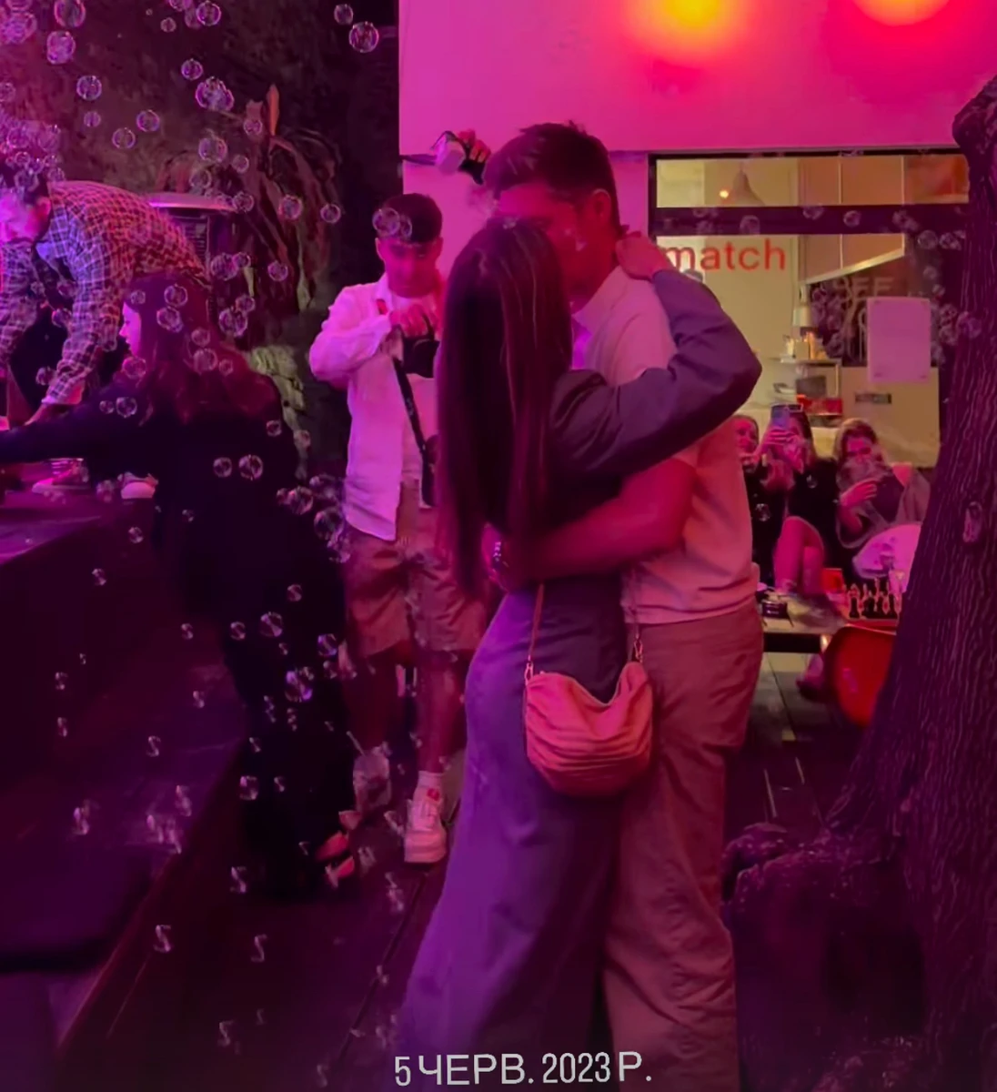 Вова Остапчук романтично поцілував дружину на фото