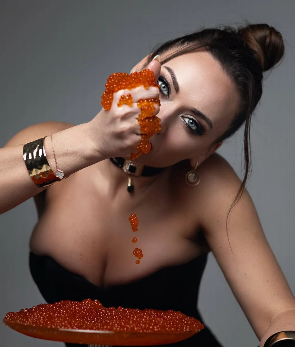 Анна Саліванчук поїла ікру на модній фотосесії