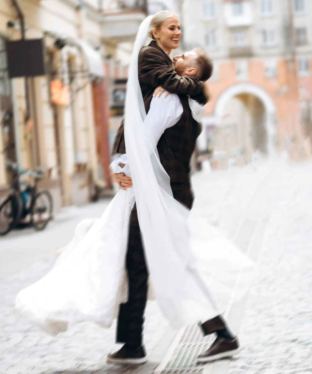 Військовий Павло Вишебаба показався з нареченою на руках