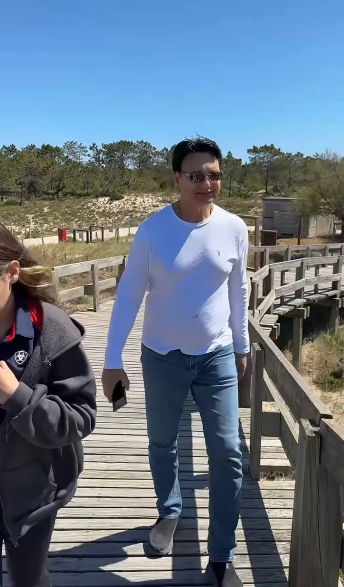 Захур також проводить час із доньками та Камалією у Португалії