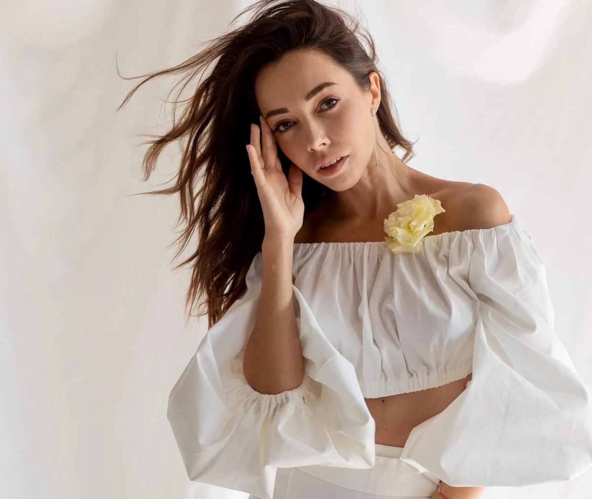 Катерина Кухар у топі з голими плечима