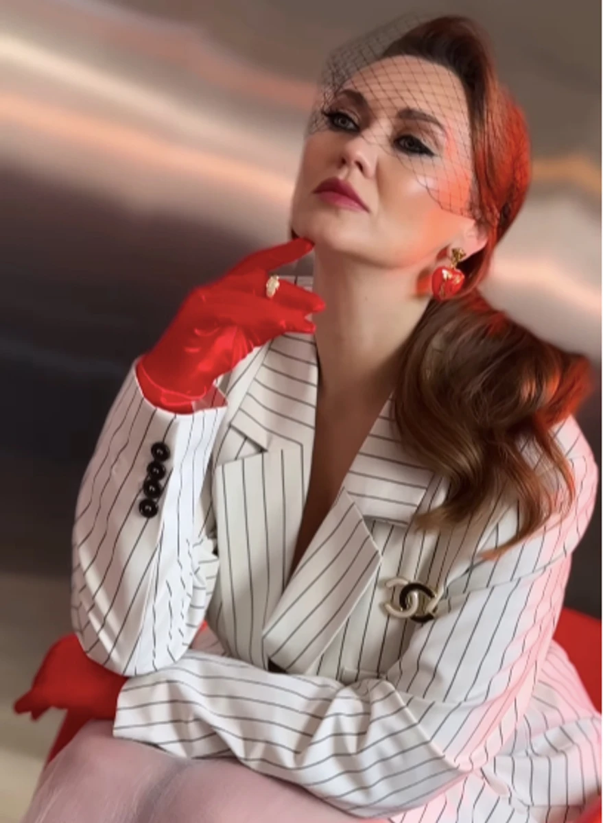 Саліванчук з вуаллю на обличчі попозувала у стильному піджаку