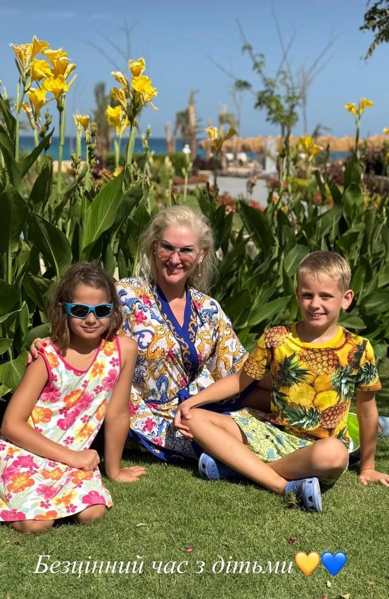 Катя Бужинська з сином і дочкою