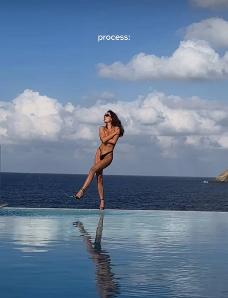 Манекен у бікіні посвітила формами