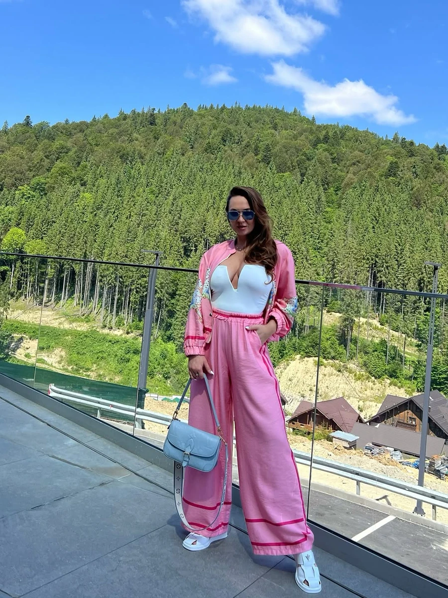 Анна Саліванчук у рожевому луці посвітила бюстом коло гір