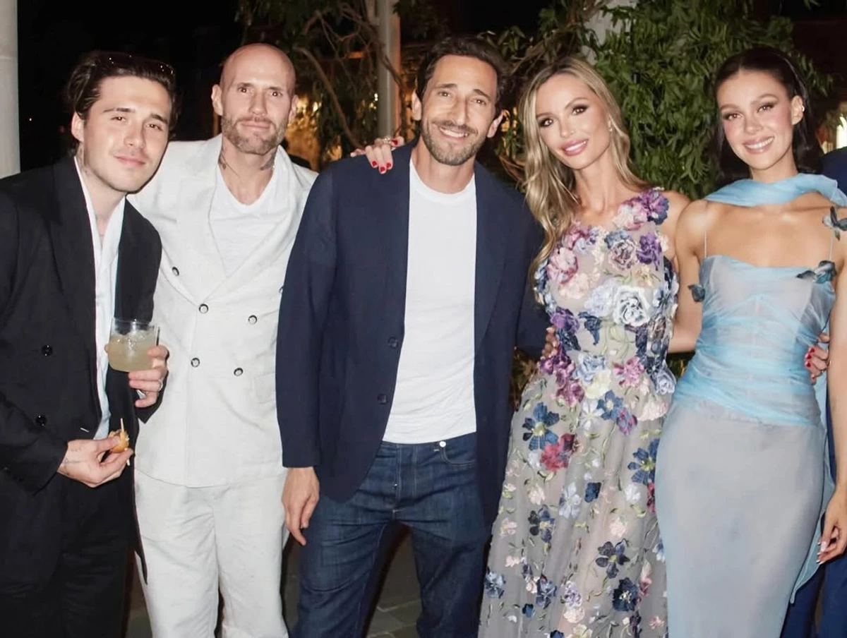 Едрієн Броуді та Олівер Тревена на церемонії весілля сина Бекхемів і його дружини