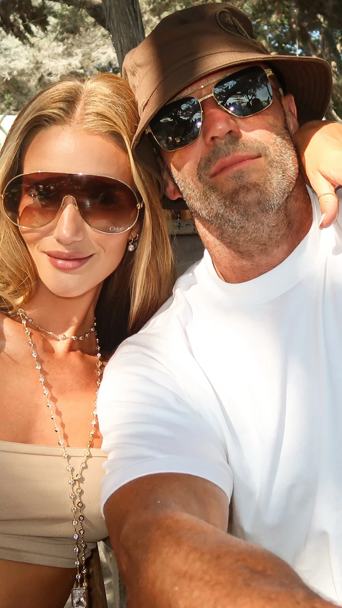 Джейсон Стейтем обійнявся з коханою на сімейному відпочинку