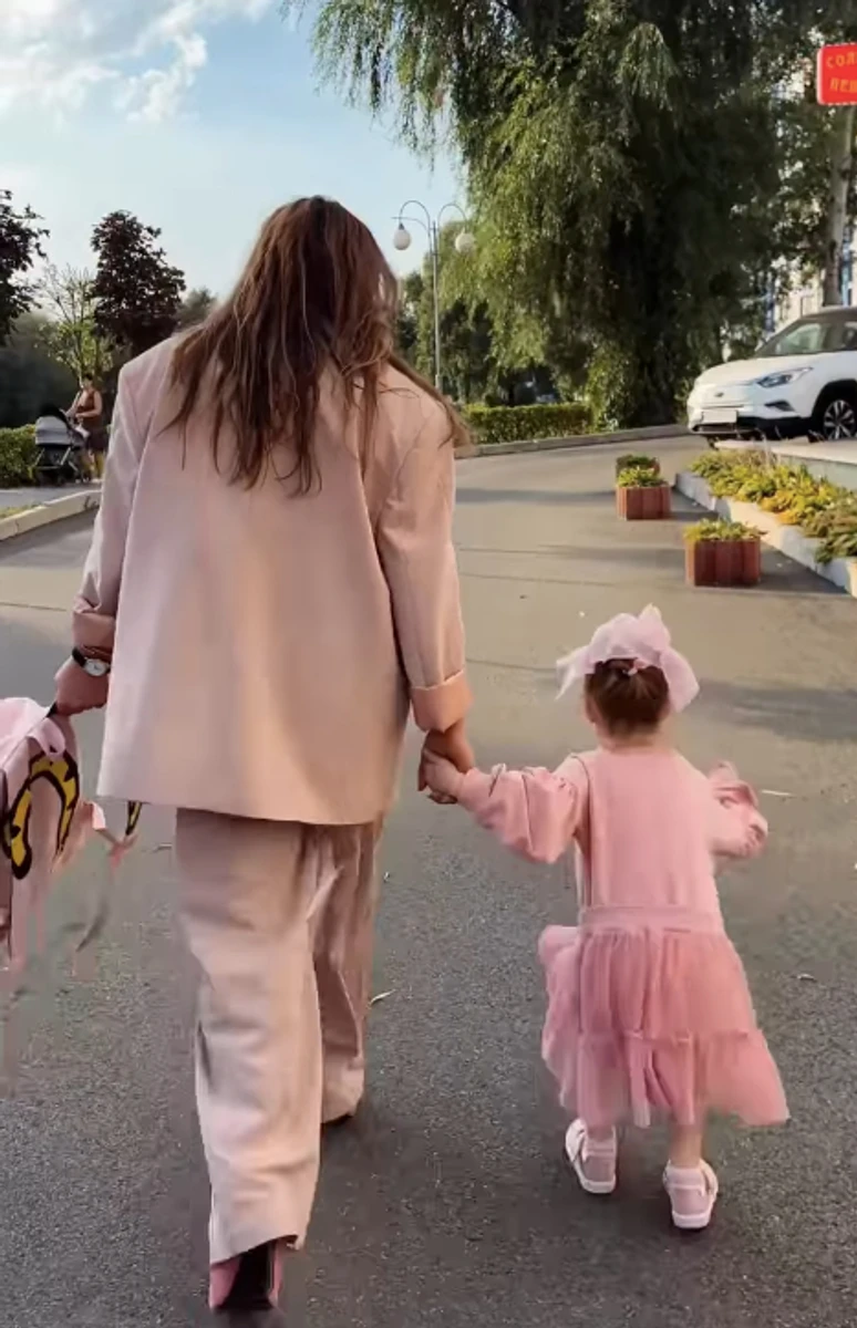 Наталія Могилевська показала, як за руку вела дочку в садок