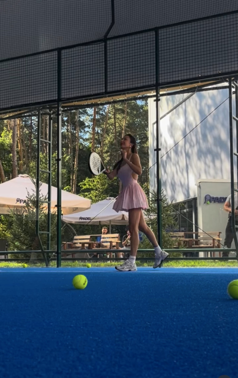 Христина Горняк у міні показалася з ракеткою у руці на корті