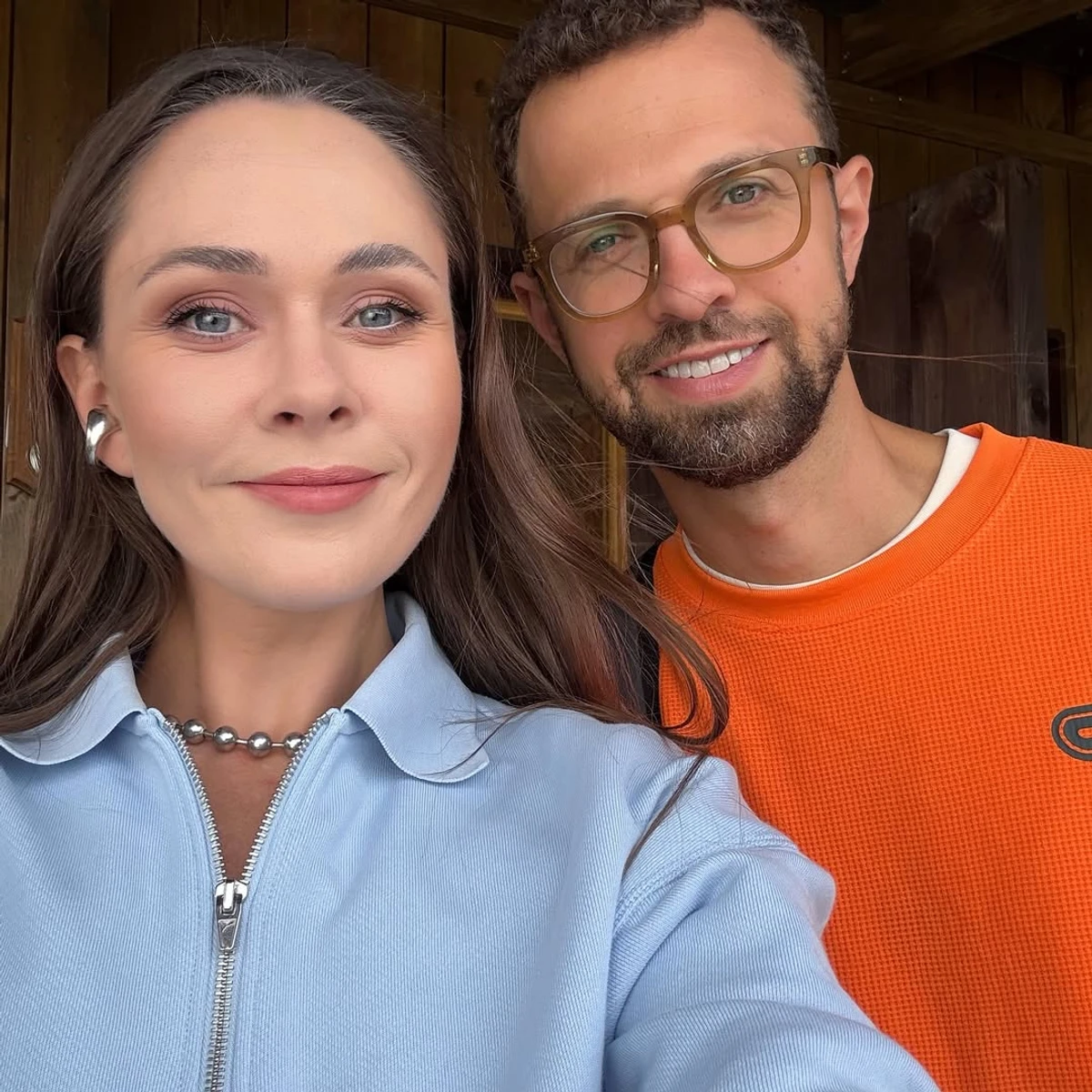 Юлія Саніна і Антон Птушкін усміхнено попозували на зйомках реклами