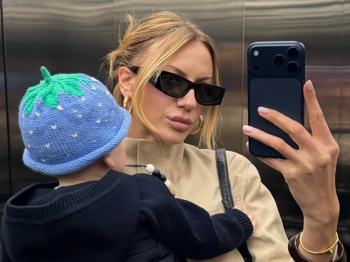 Леся Нікітюк з синочком у милому луці наробила фото у ліфті