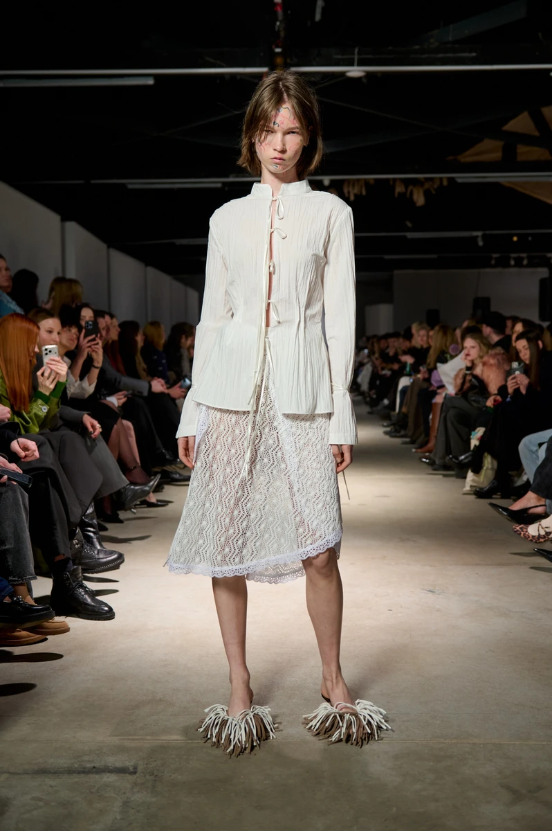 Margarita Trambovetskaya у мереживному луці на подіумі BOBKOVA