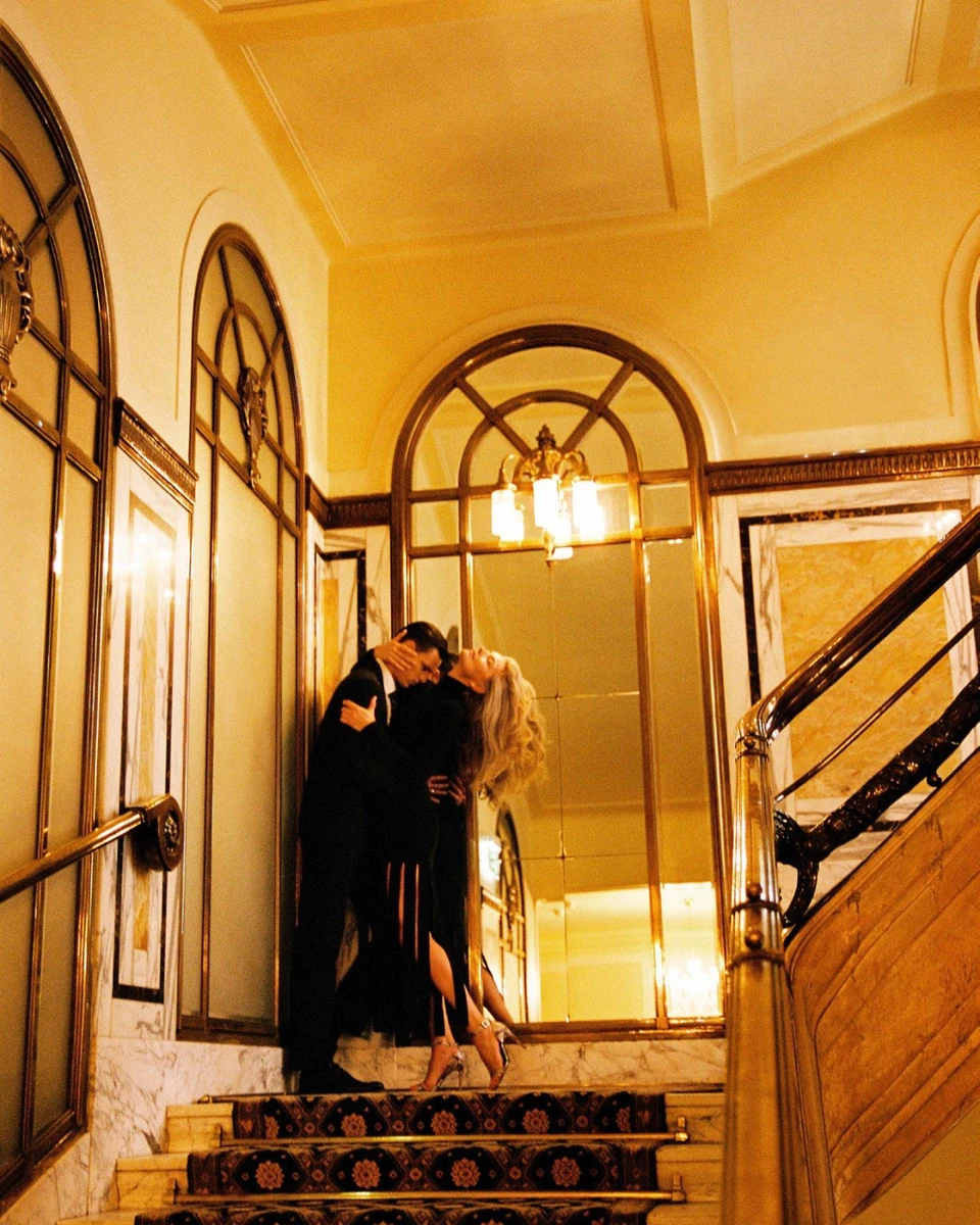 Компанію Пауліні склав молодий манекенник, з яким модель розіграла сцену кохання