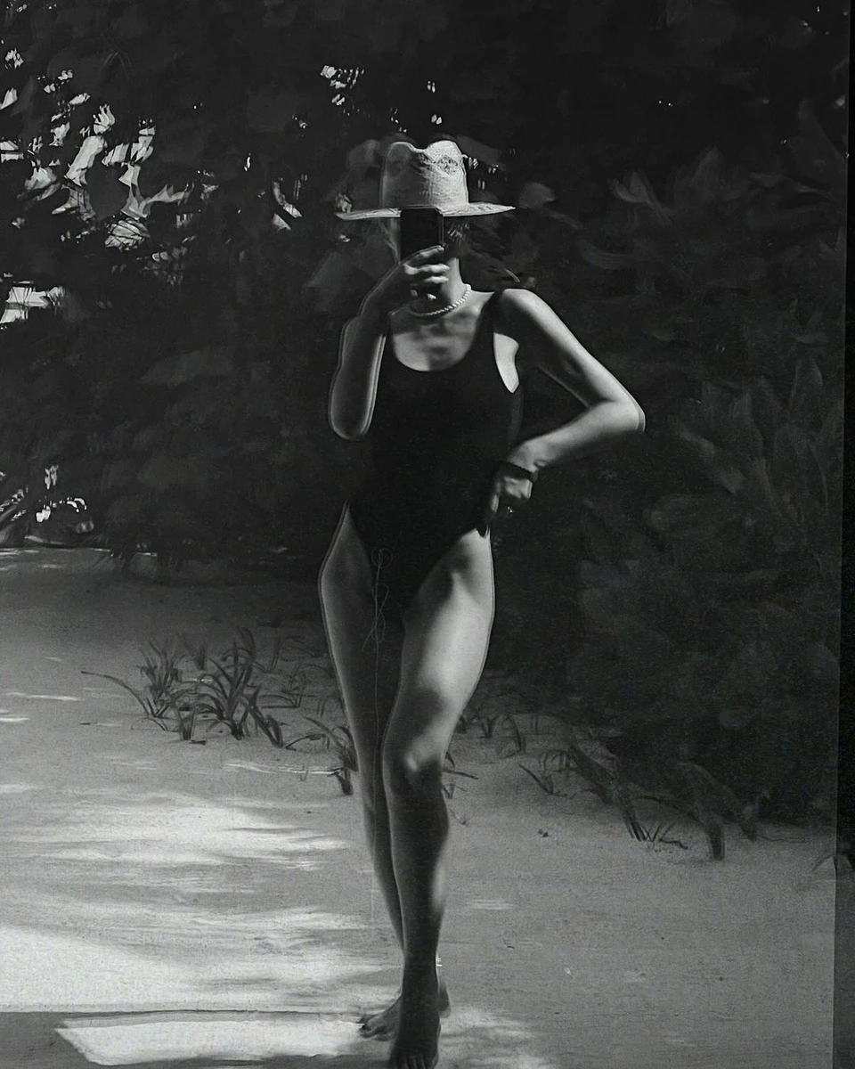 Френдій похвалилася голими стегнами у чорному мінімалістичному купальнику