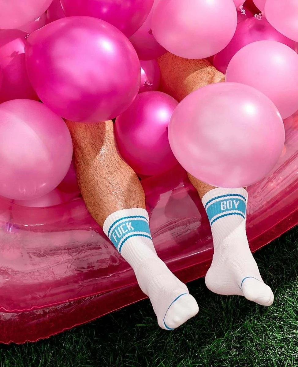 Шкарпетки з пікантним написом стануть у пригоді тим, у кого гаряче серце та холодні ноги, зазначається в дописі бренду Айди