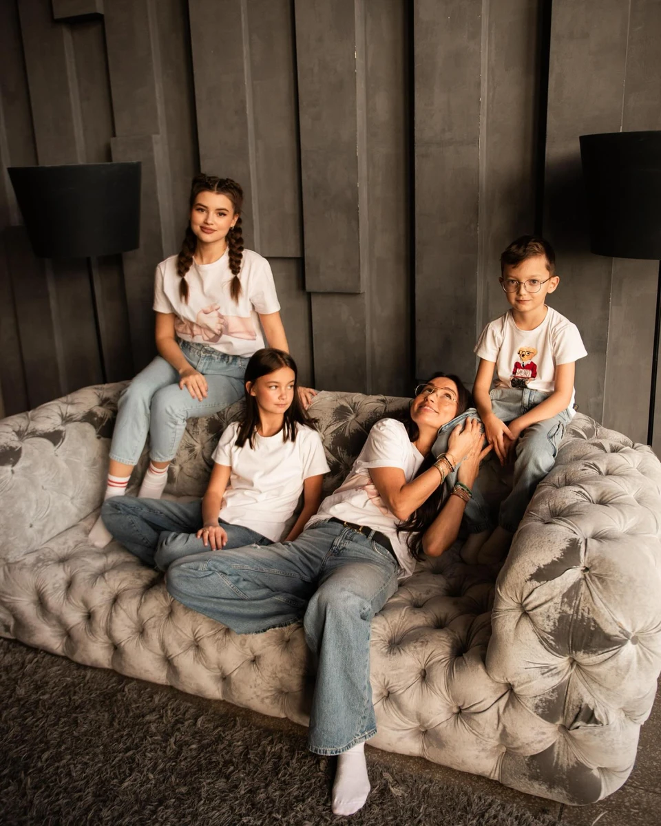 Арістова зі своїми дітьми - Діаною (від попередніх стосунків), Машею та Робертом від Арістова 