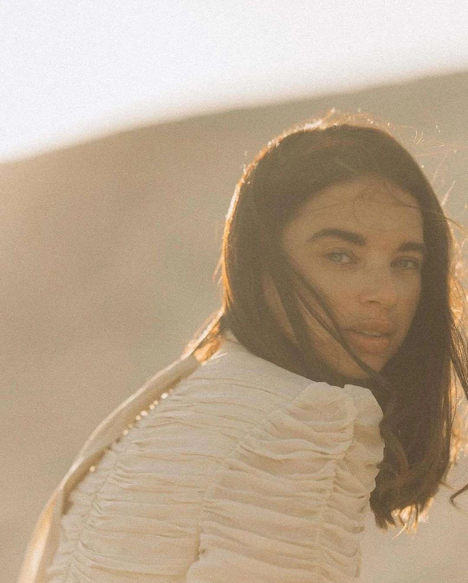 На Усик була ніжна кремова сукня