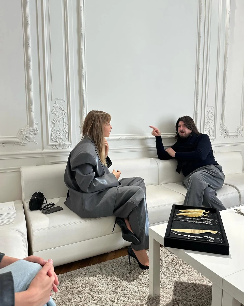 Віра Брежнєва у компанії дизайнера посиділа на дивані