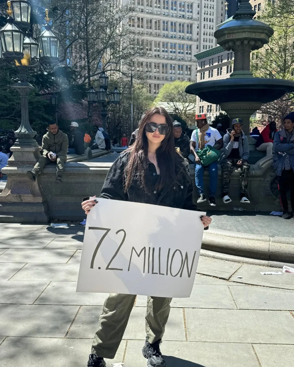 Ешлі Сент-Клер позує для фото