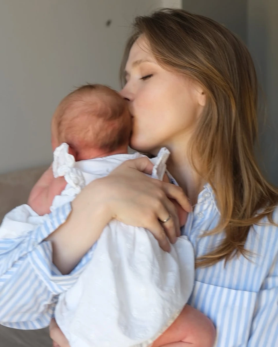 Анна Кошмал цілуює маленьку донечку