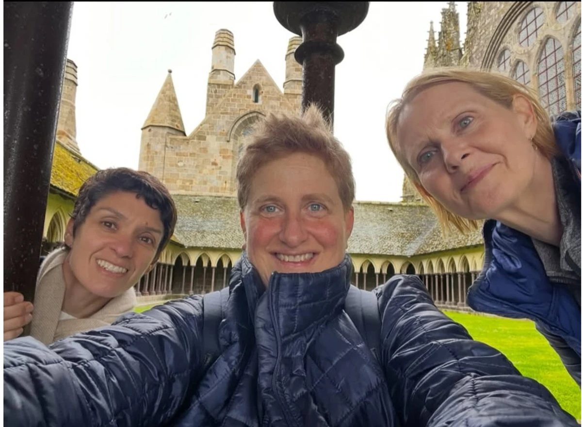 Синтія Ніксон прогулялася з коханою паризькими пам'ятками