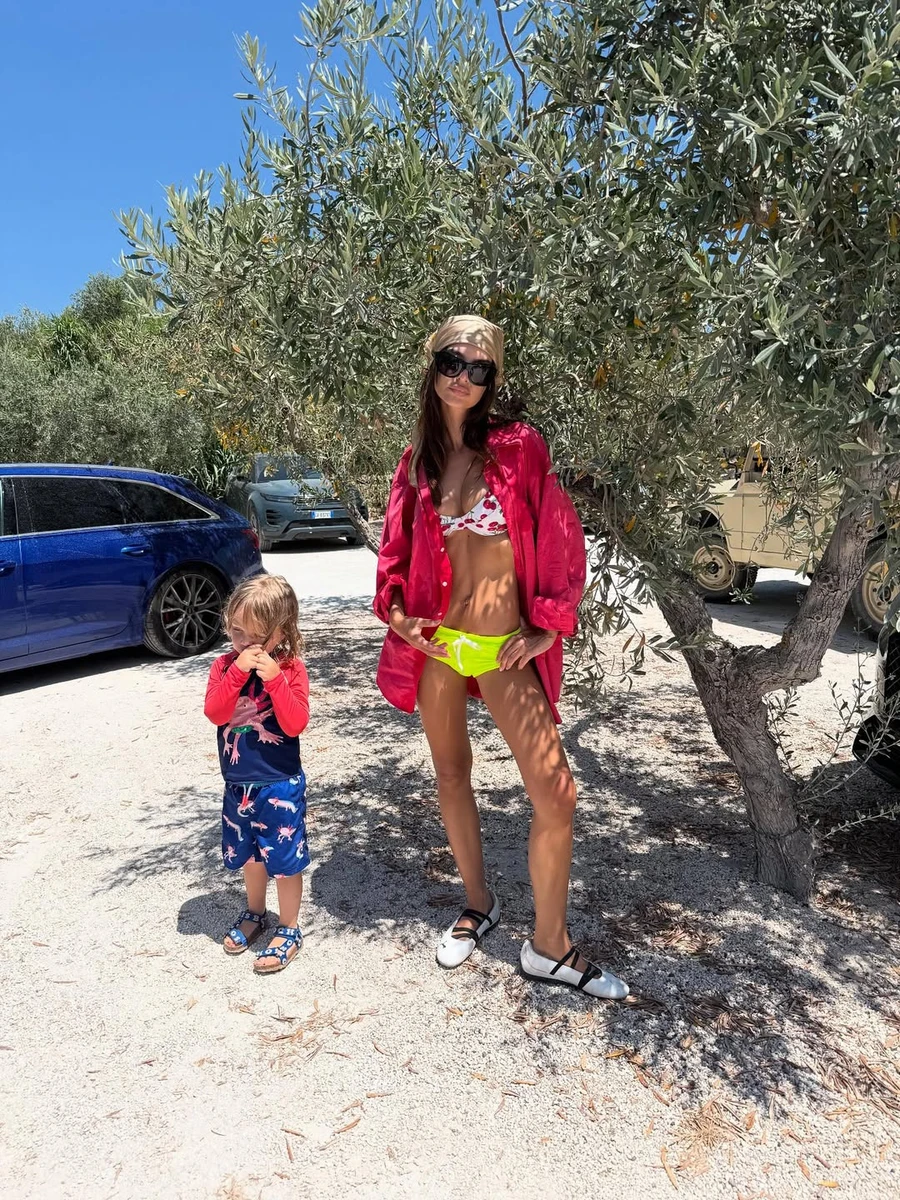 Емілі Ратаковскі відпочиває з сином