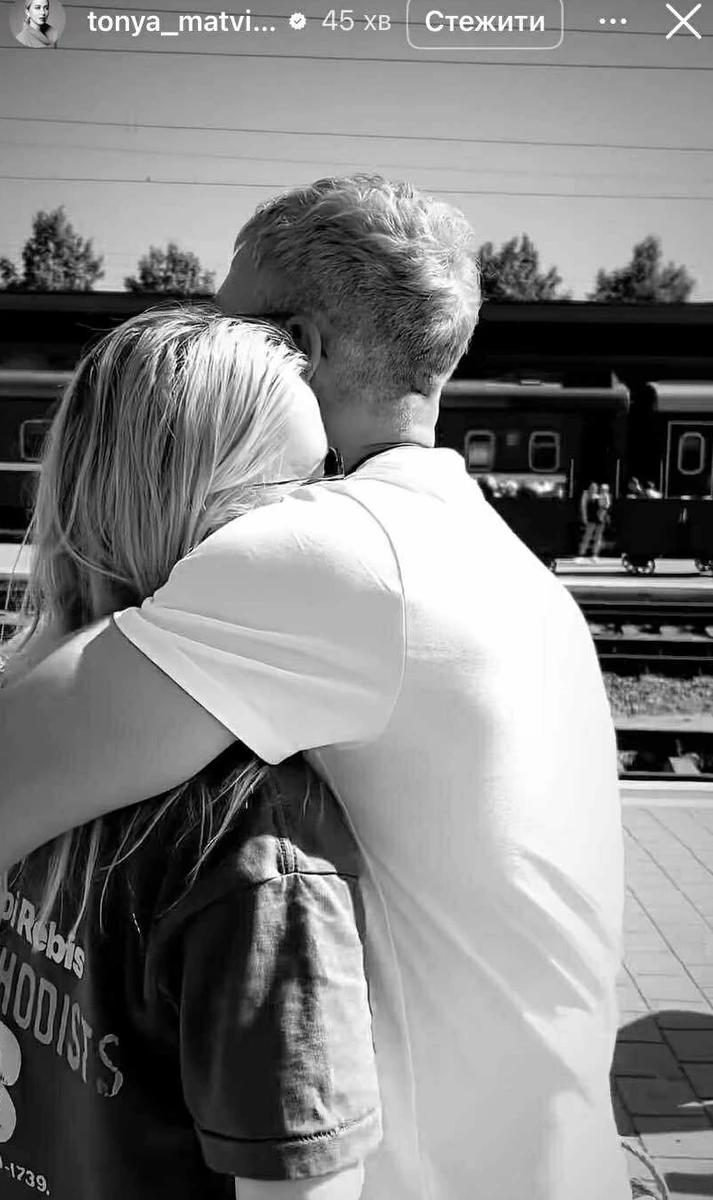 Арсен Мірзоян обіймає дружину