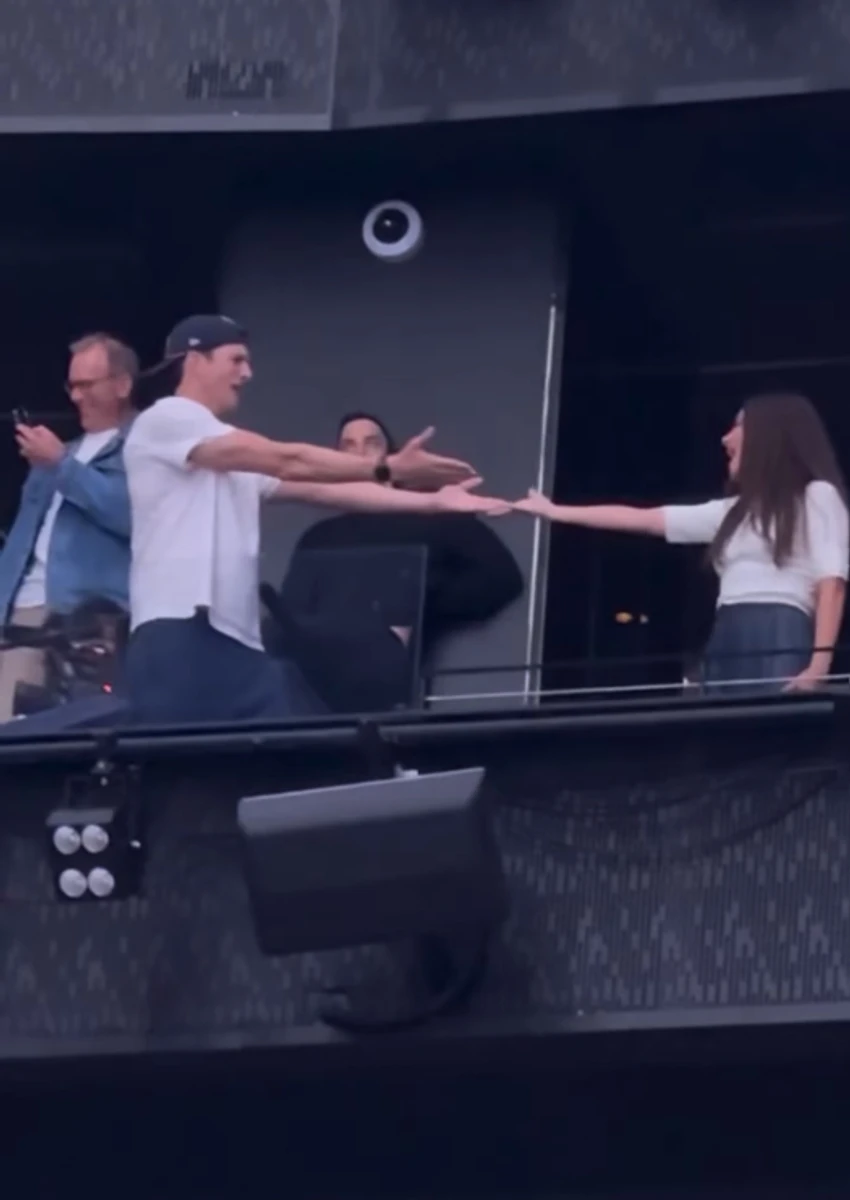 Міла Куніс та Ештон Кутчер насмішила своїми розвагами на концерті