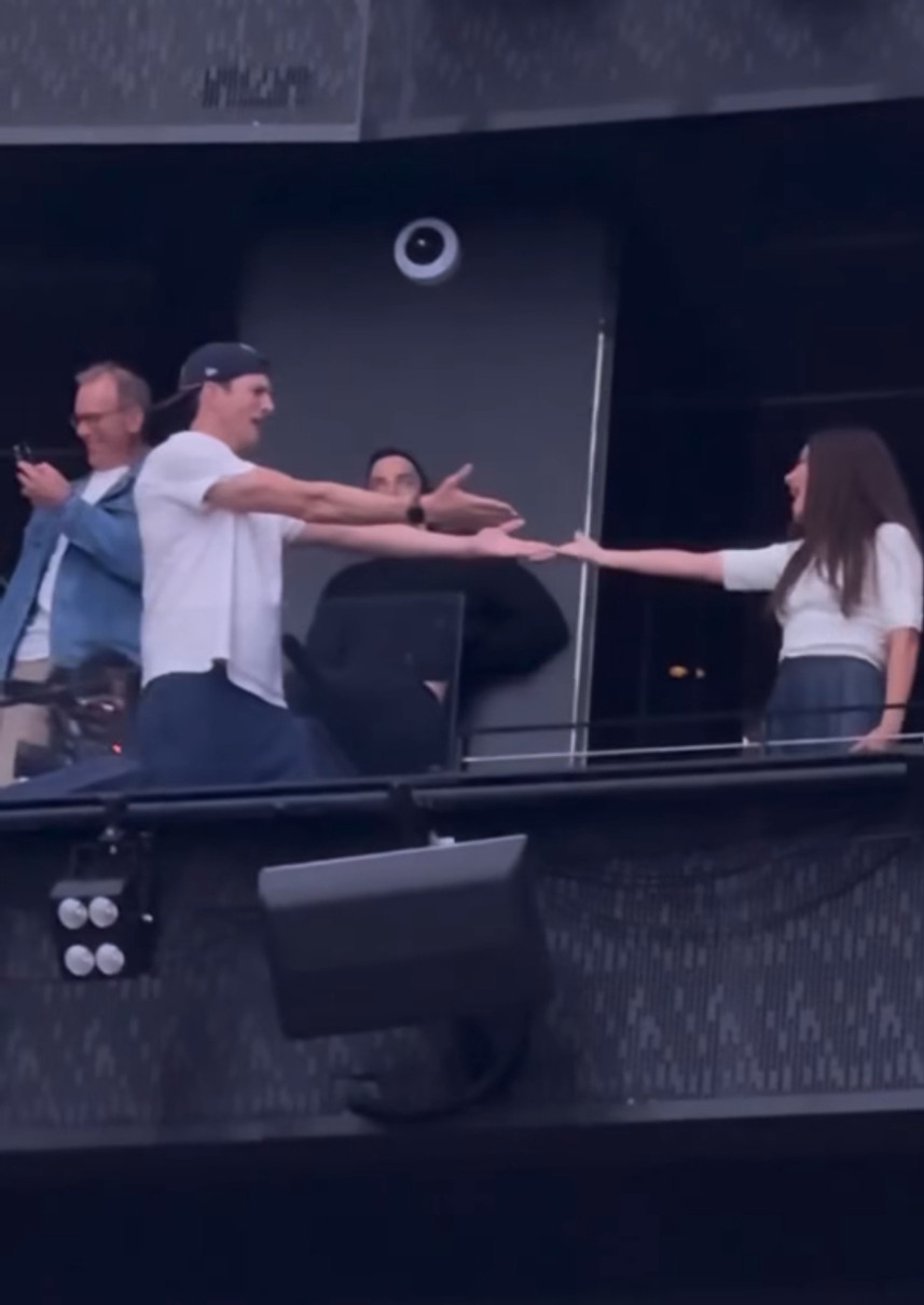 Міла Куніс та Ештон Кутчер насмішила своїми розвагами на концерті