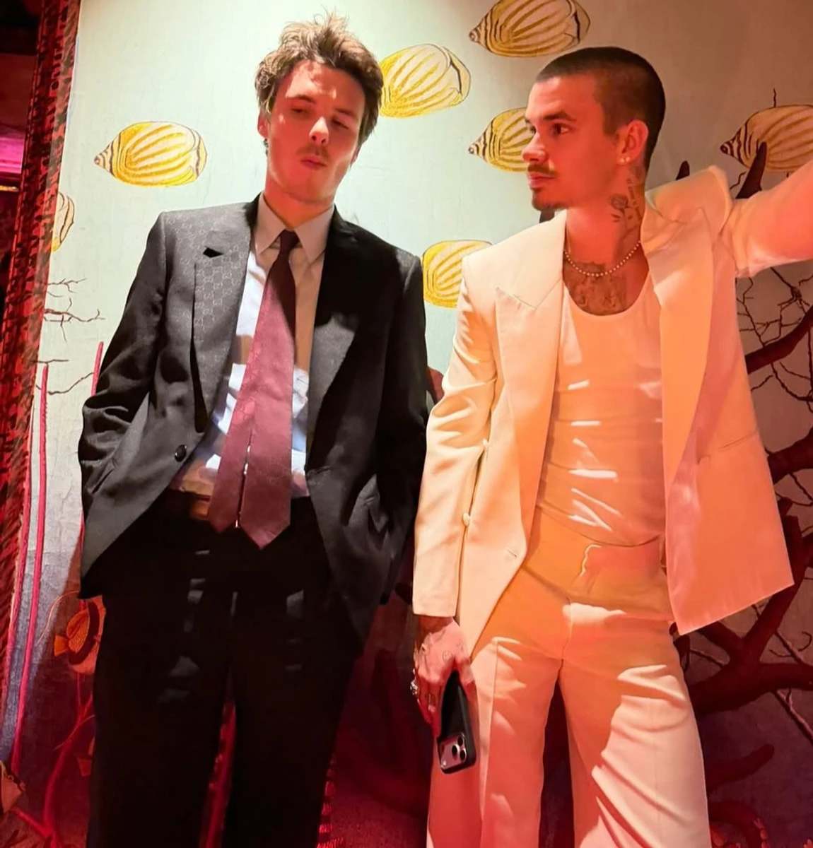 Молодші сини Бекхемів попозували у костюмах на маминому заході