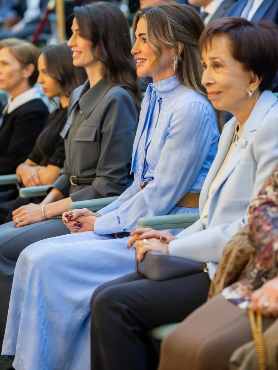 Королева Ранія у блакитній сукні попозувала на зустрічі парламенту