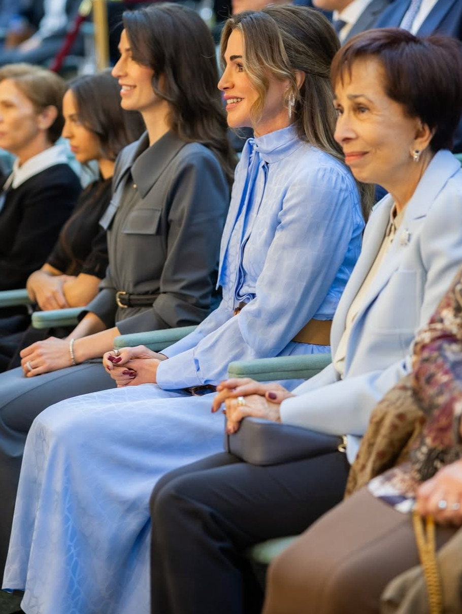 Королева Ранія у блакитній сукні попозувала на зустрічі парламенту