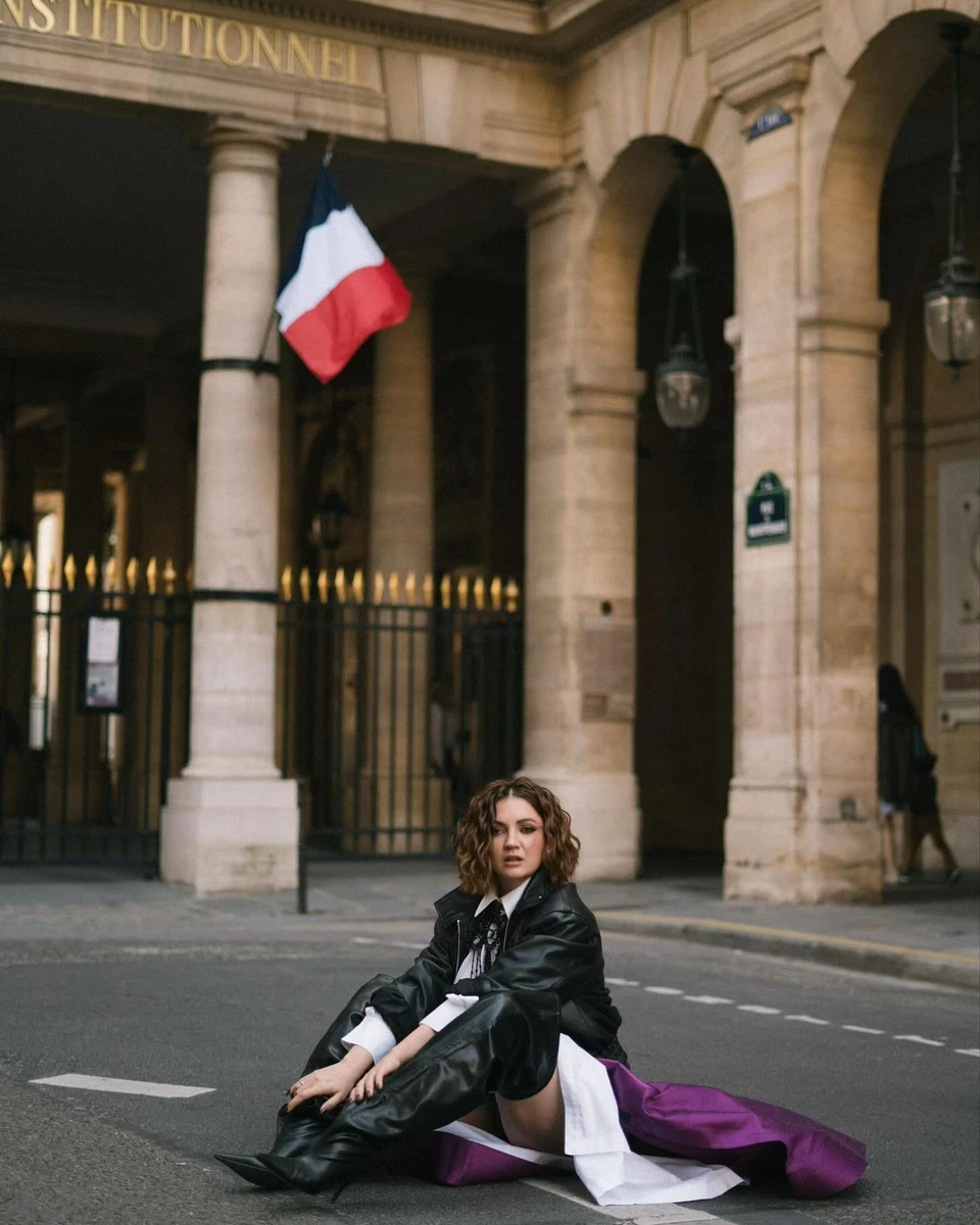 Цибульська в Парижі сидить на асфальті