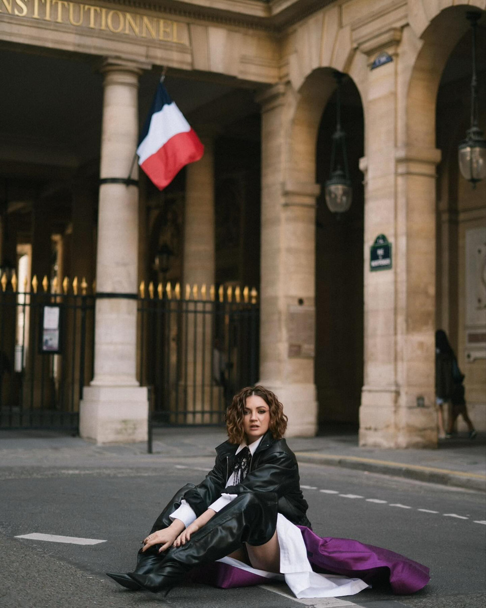 Цибульська в Парижі сидить на асфальті