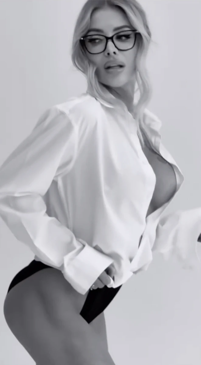 Валерія Крук у трусиках блиснула сідницями та в сорочці засвітила декольте