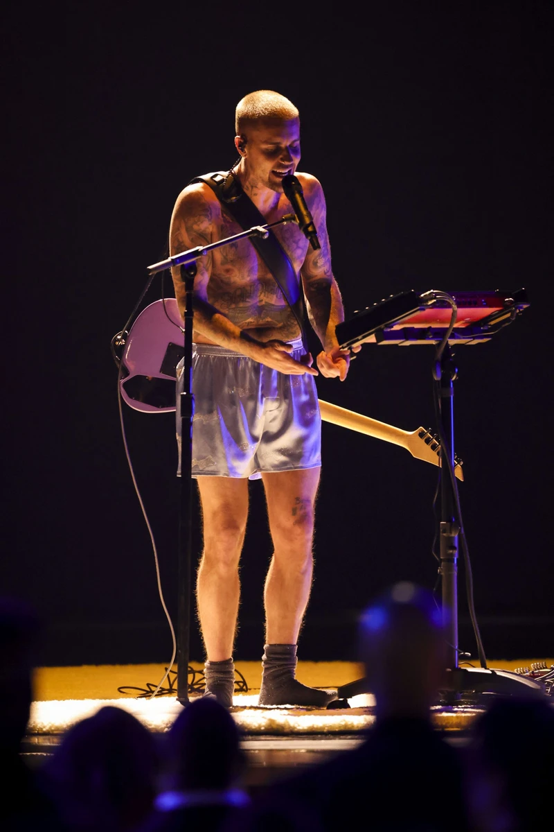 Джастін Бібер співає на Греммі в трусах