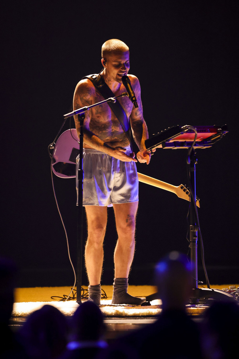 Джастін Бібер співає на Греммі в трусах