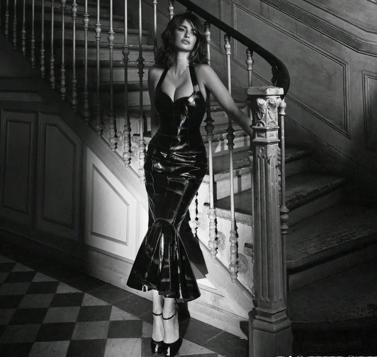 Пенелопа Крус у шкіряній сукні похвалилася декольте в журналі