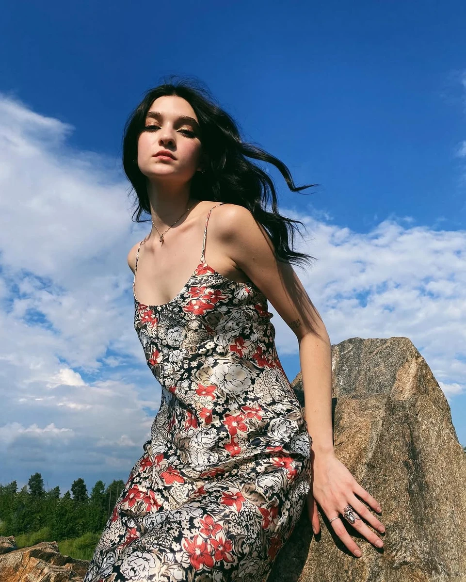 Юлія Ратнер позує для фото