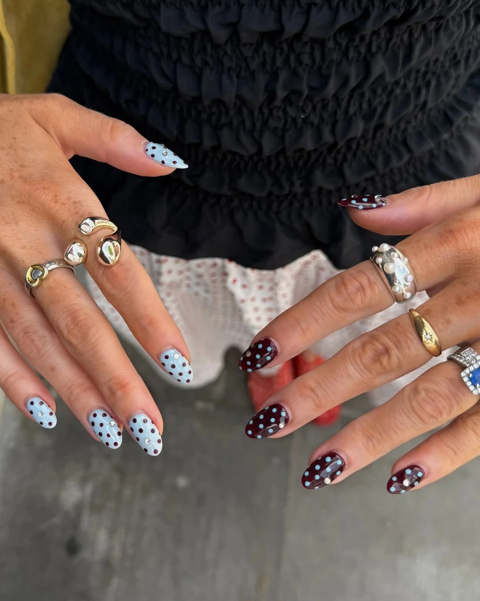 Манікюр з принтом полька дот