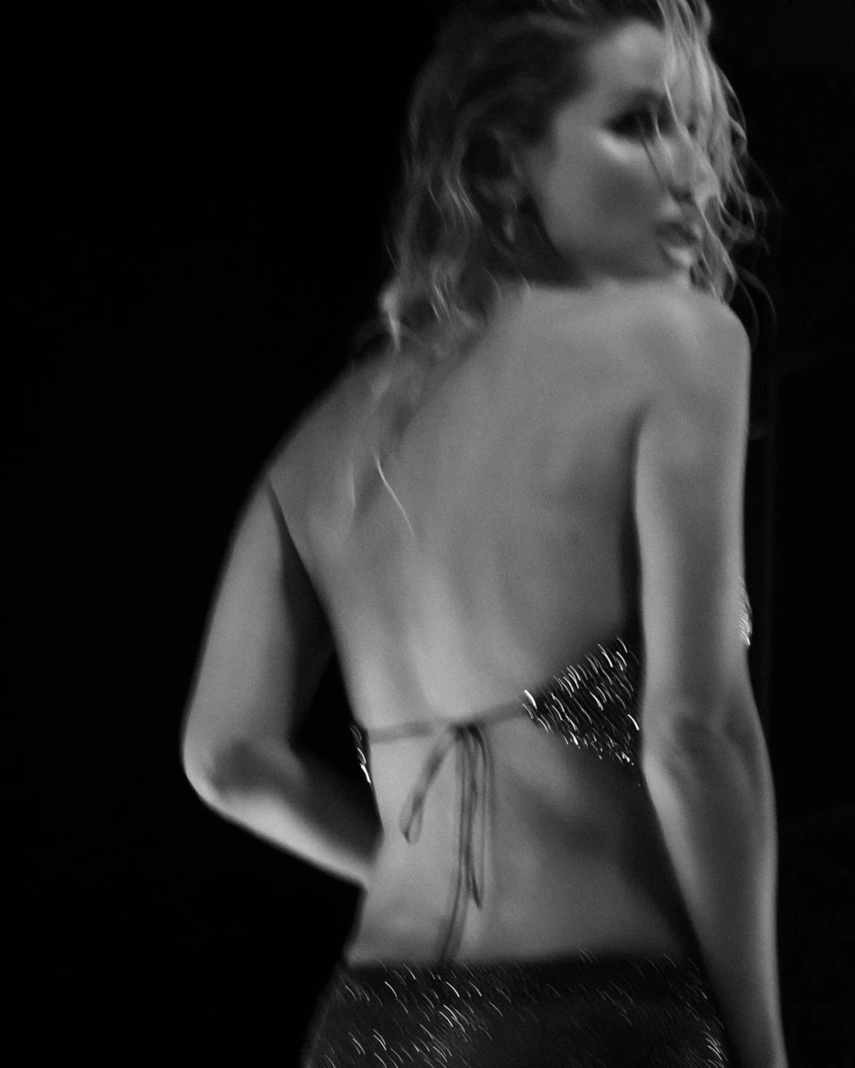 І показала голу спину