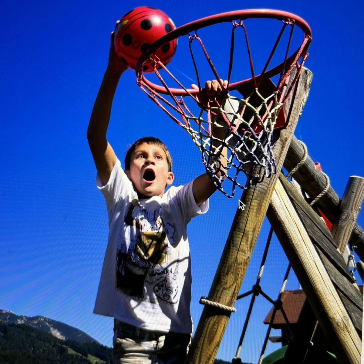 Максим також поділився своїм дитячим фото 