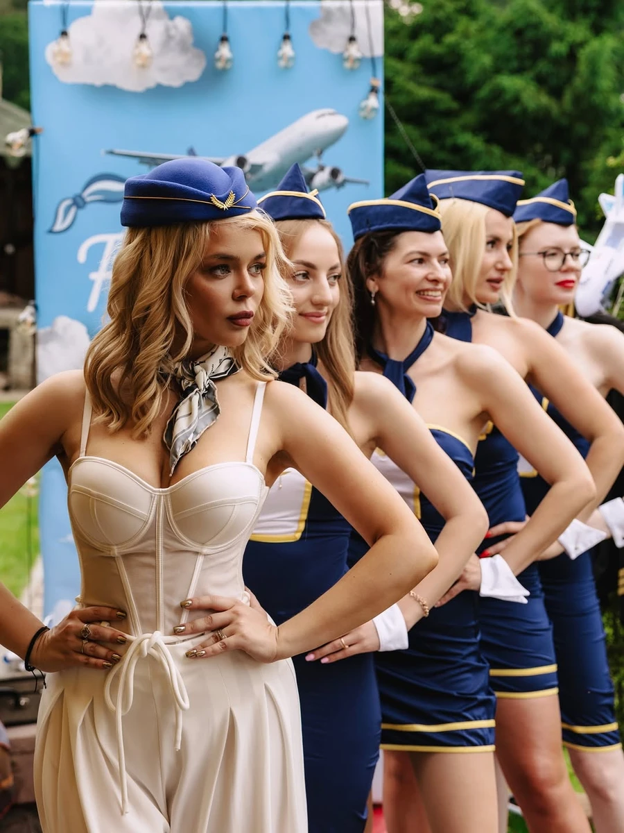 Аліна Гросу у корсеті попозувала з подругами в сексуальних міні