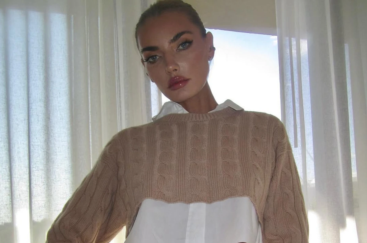 Аліна Байкова позує для фото