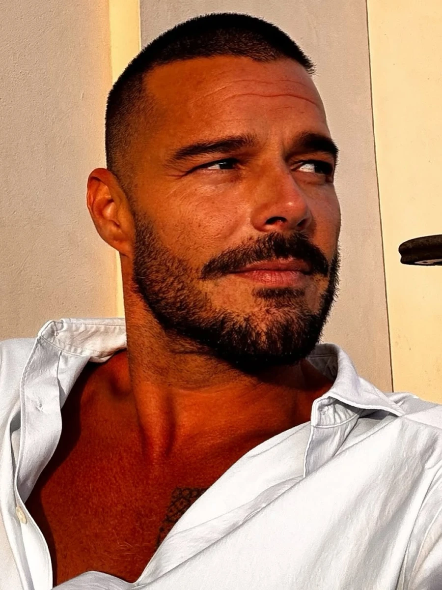 Рікі Мартін наробив сонячних селфі на відпочинку