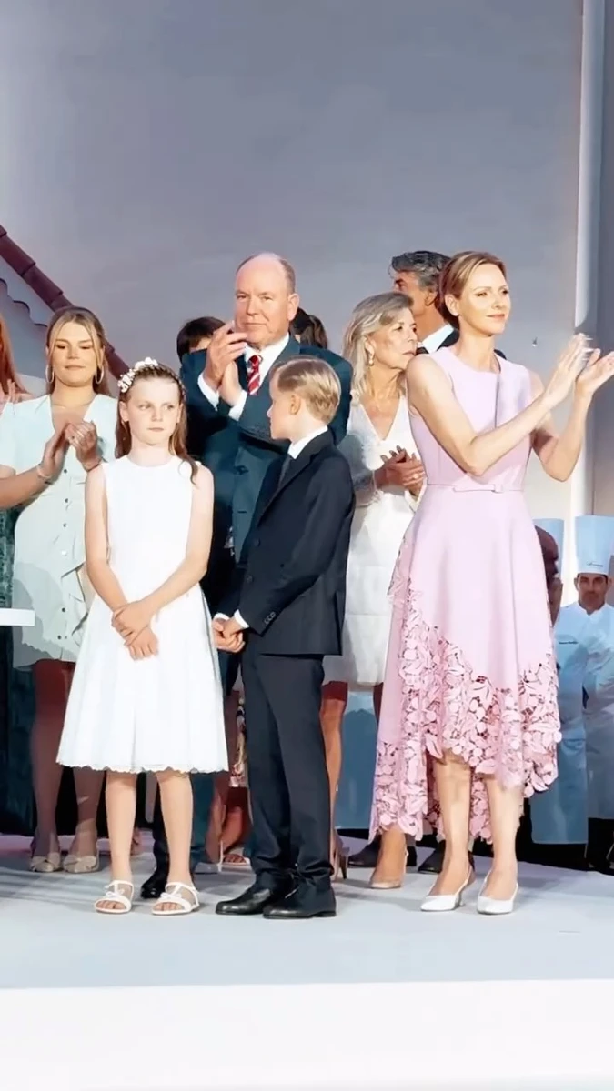 Княгиня Шарлін у рожевій сукні