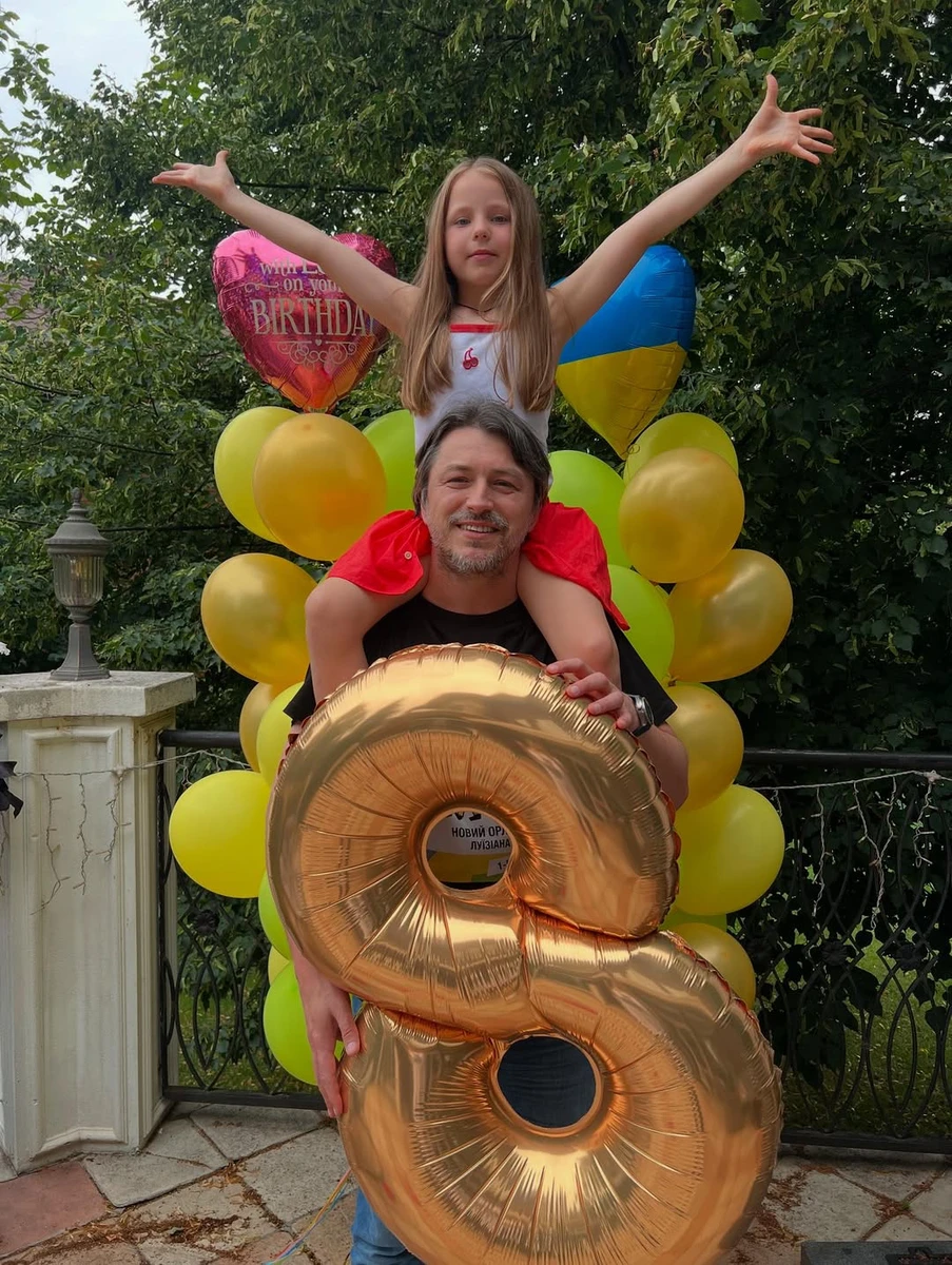 Притула з донькою і кульками