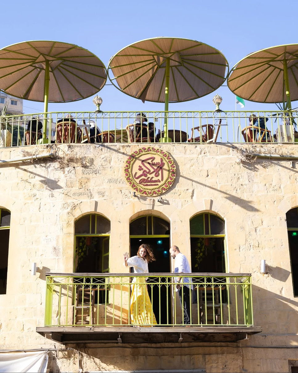 Королева Йорданії Ранія у яскравому луці попозувала на балконі