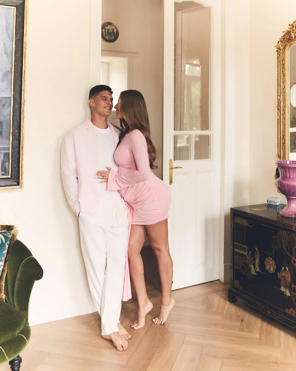 Георгій Судаков пригорнув вагітну дружину у міні для милого фото